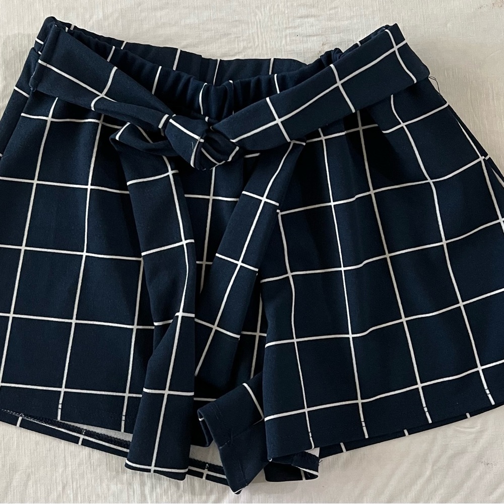 Adara size Medium Dress Shorts 🎉
